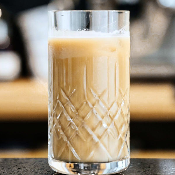 Ein Eiskaffee mit Milch in einem Kristallglas