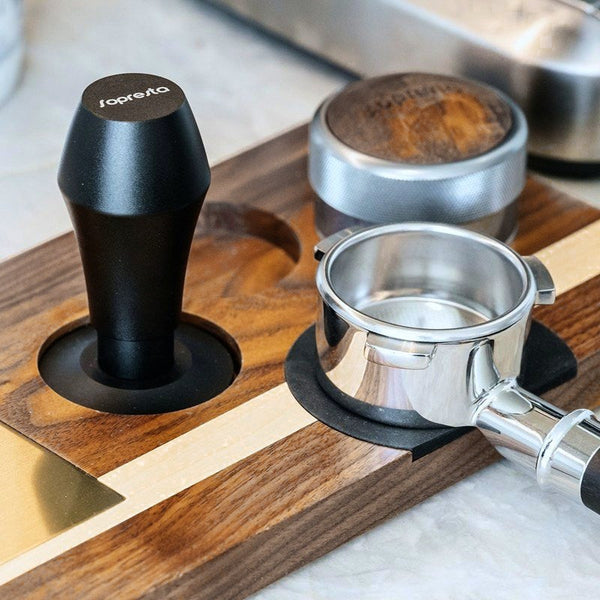 Sopresta-Tamper, Verteiler und Siebträger auf einer Tamperstation aus Walnuss