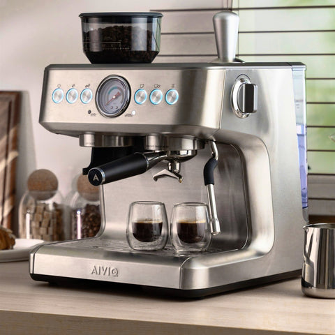 Eine AIVIQ-Aspire-Core-Espressomaschine in einer Küche