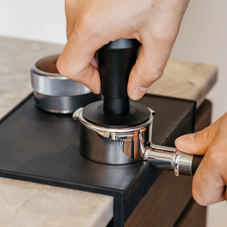 Sopresta Tampermatte mit Rand – Schwarz