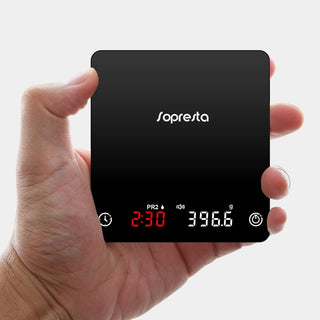 Sopresta Premium Micro Kaffe/Espresso Vægt SCS-004 holdt i en hånd