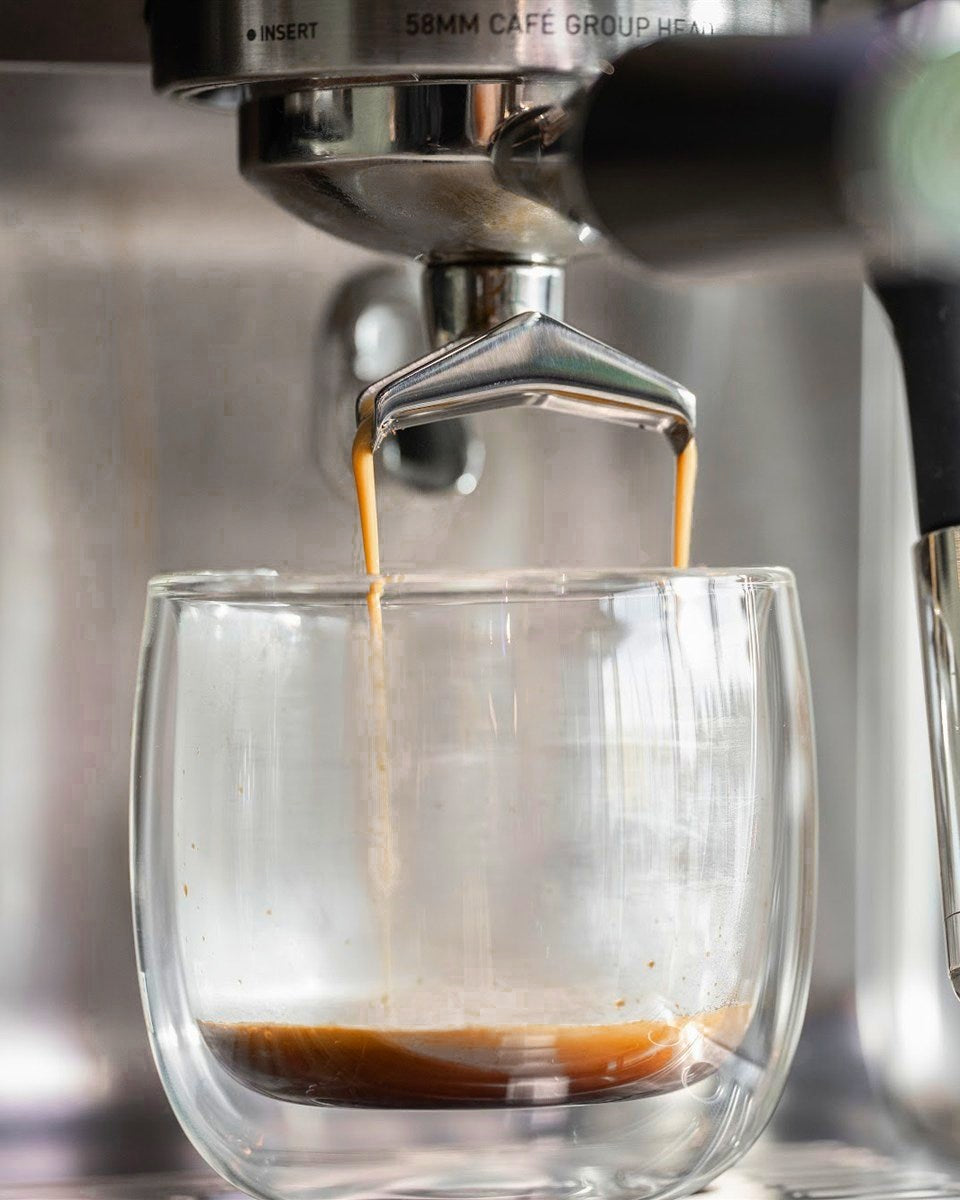 Espresso läuft in ein doppelwandiges Glas