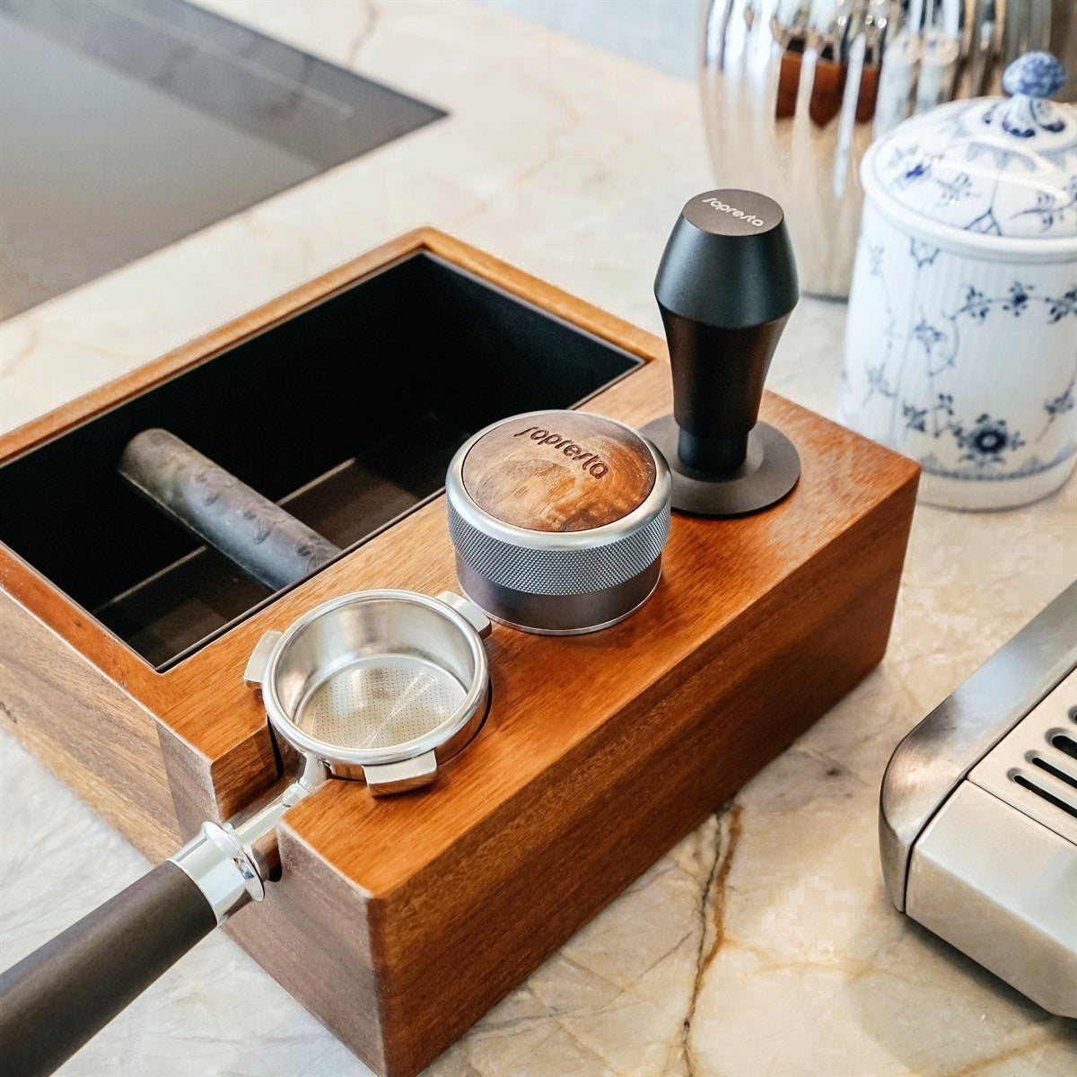 Sopresta Premium-Tamperstation mit Knockbox aus Walnuss, mit Tamper, Verteiler und Siebträger auf einem Marmortisch