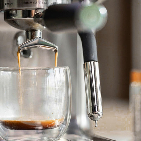 Espresso läuft in ein Glas
