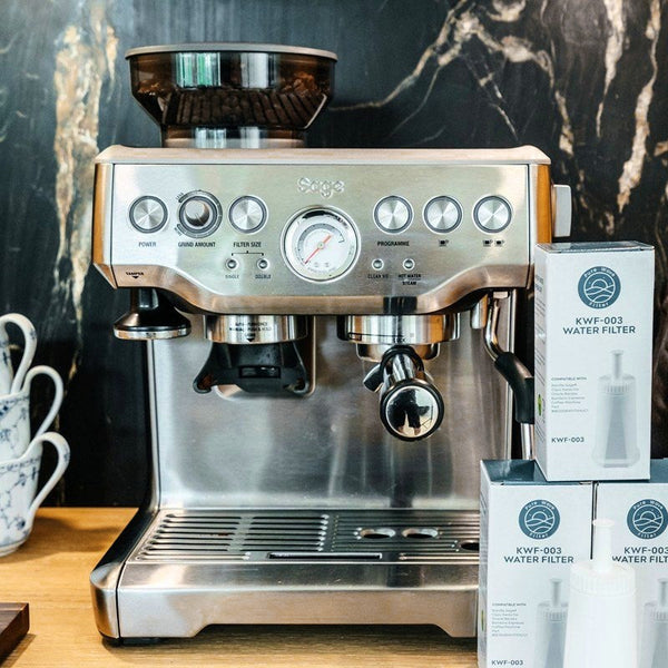 Eine Sage-Espressomaschine mit Pure-Wave-Wasserfiltern
