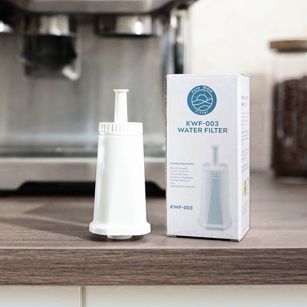 Pure-Wave-Wasserfilter KWF-003 mit Verpackung an einer Sage-Espressomaschine