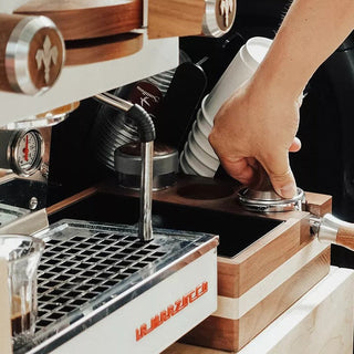 Sopresta Premium 54mm Alt-i-en Knock box og Tamping Station til Sage på cafe