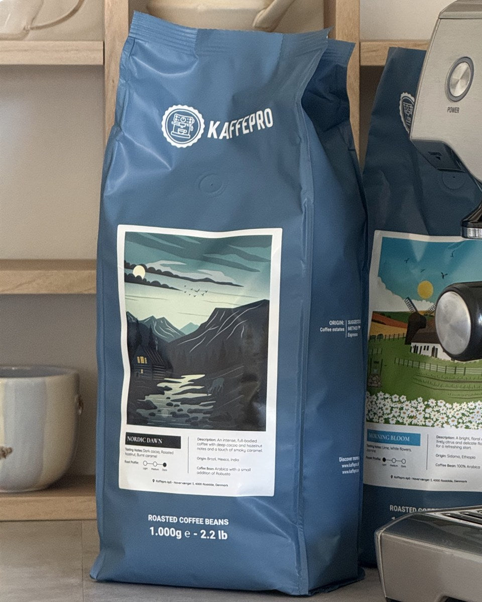 Kaffepro-Beutel mit Nordic Dawn und Morning Bloom neben der Espressomaschine