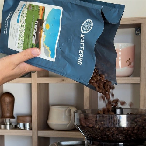 Kaffeebohnen werden aus einem Kaffepro-Beutel geschüttet