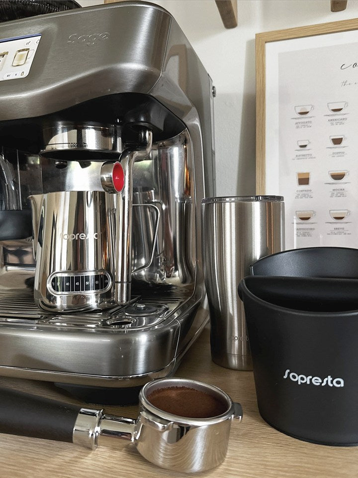 Sage-Espressomaschine mit einer Sopresta-Knockbox und einem Siebträger